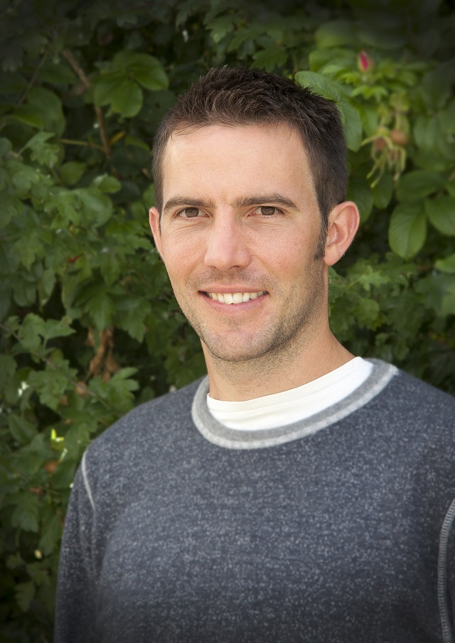 Portrait photo of Tom Oliver