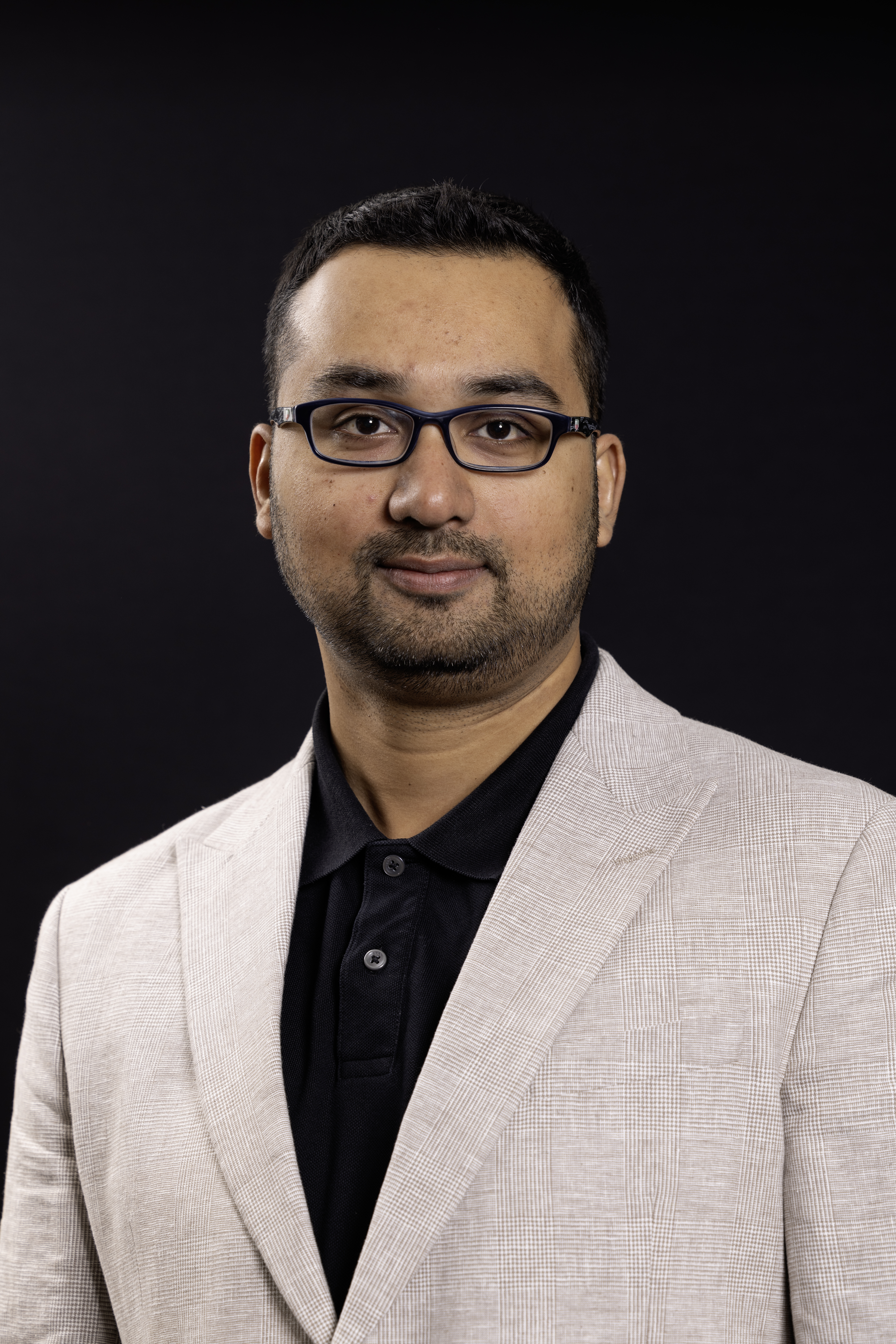 Headshot of Atta Naqvi博士