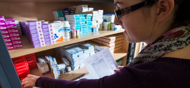 Lab technician in the 药店 Practice Lab - dispensing medicines